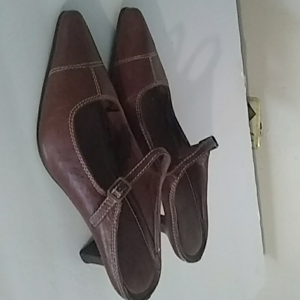 Two lips brown leather size 7.5 kitten heel